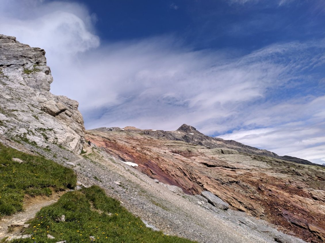 J78 - Portage raide et multicolore vers le Lötschenpass.