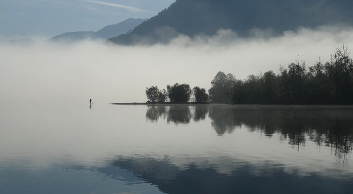 Un matin je me réveille au bord du lac Bohinjsko entièrement dans les nuages. Le soleil dissipe progressivement ce brouillard qui se reflète parfaitement sur le lac. Un nouveau spectacle féerique, juste là.