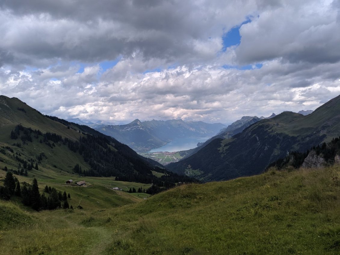 J79 - Rengglipass, vue sur Interlaken au fond. De grosses marches à la montée, et de grosses marches à la descente !