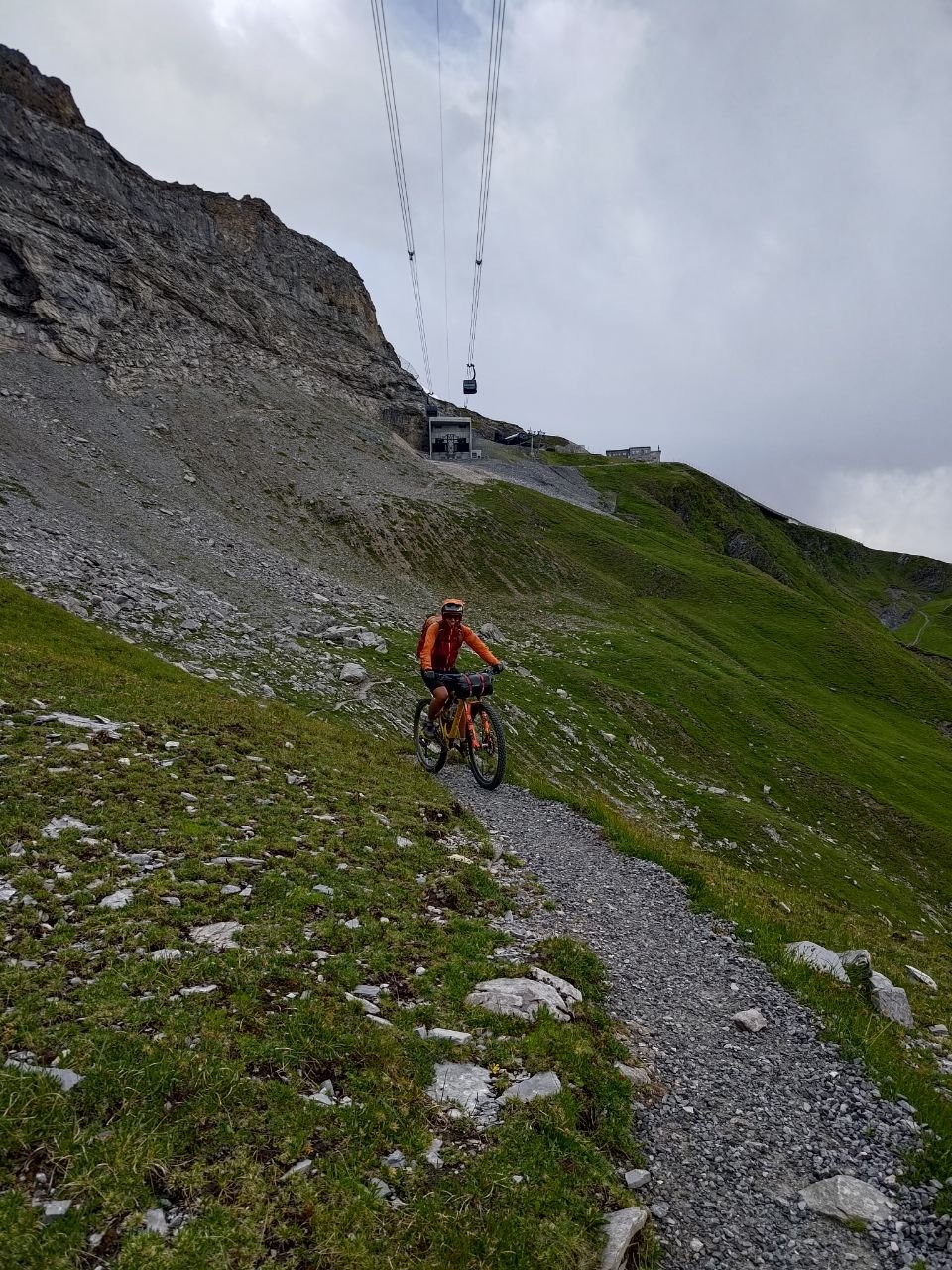 J80 - C'est parti pour l'Eigertrail, superbe sentier sous la face nord de l'Eiger. Officiellement interdit, à faire en fin de journée pour éviter les rencontres.