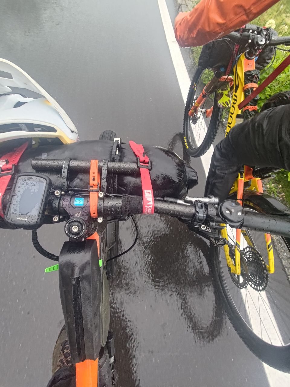 J82 - Averse et brouillard sur la fin de la montée au Sustenpass. On profite d'une éclaircie pour commencer la descente et installer le bivouac.