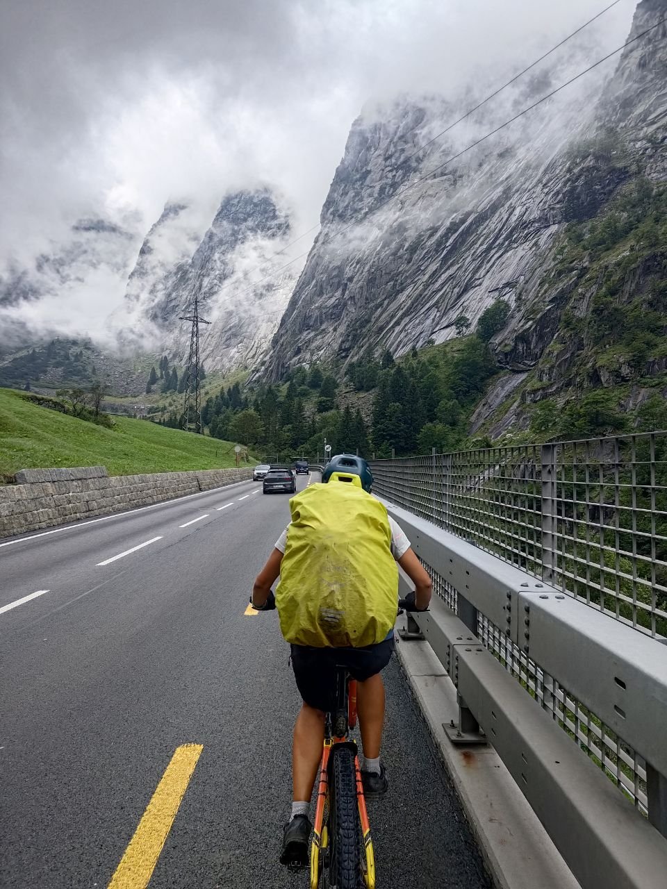 J83 - Court passage sur la route avant de monter par un itinéraire dédié vélo entre Göschenen et Andermatt.