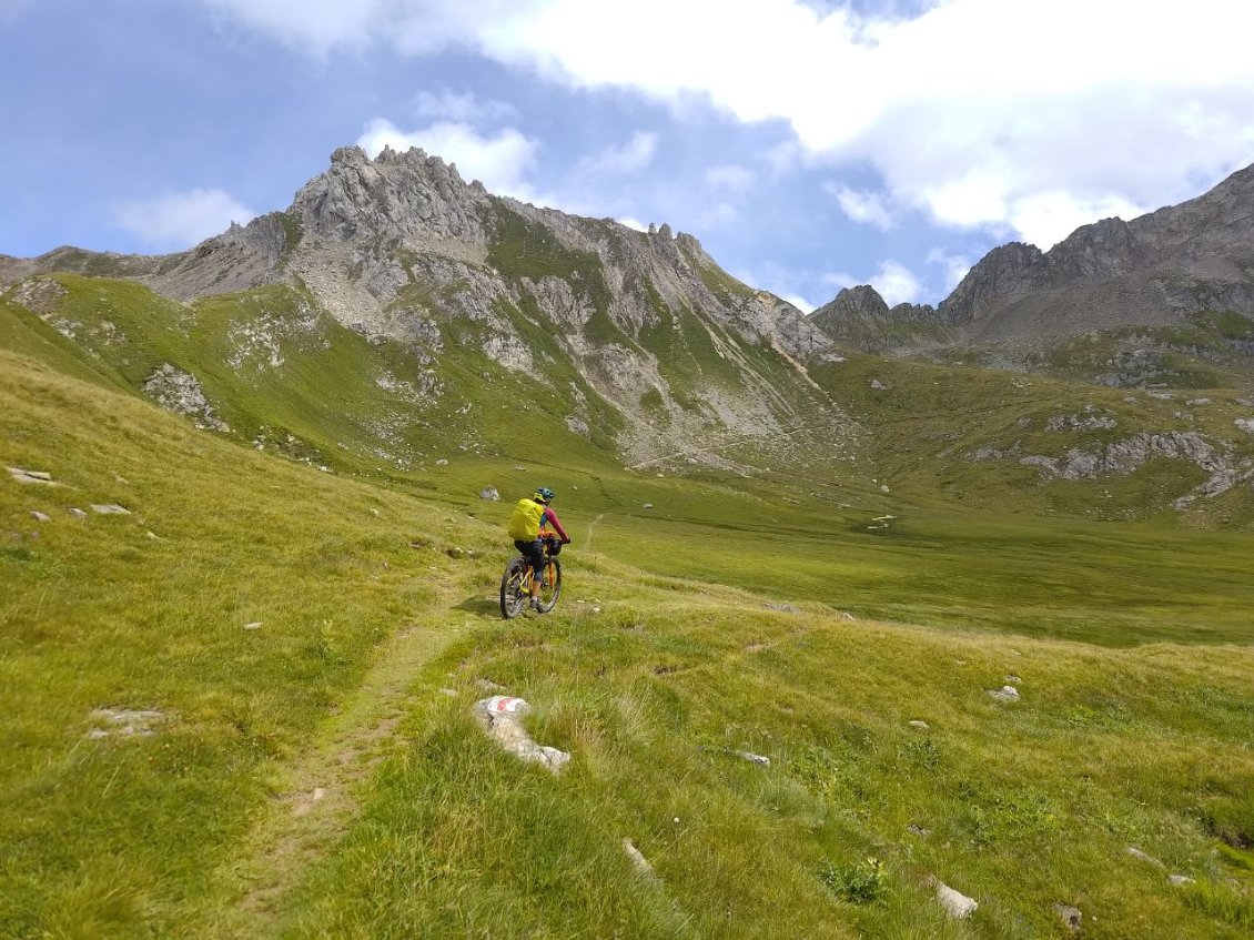 J84 - Montée dans le vallon après la Capanna Cadgno.