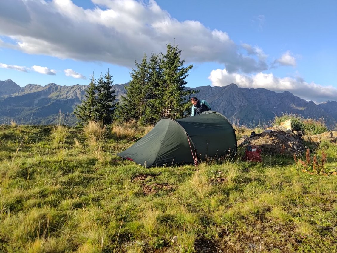 J84 - Bivouac orienté Sud : soleil au coucher et soleil au réveil ! Heureusement, car le vent du Nord souffle fort.