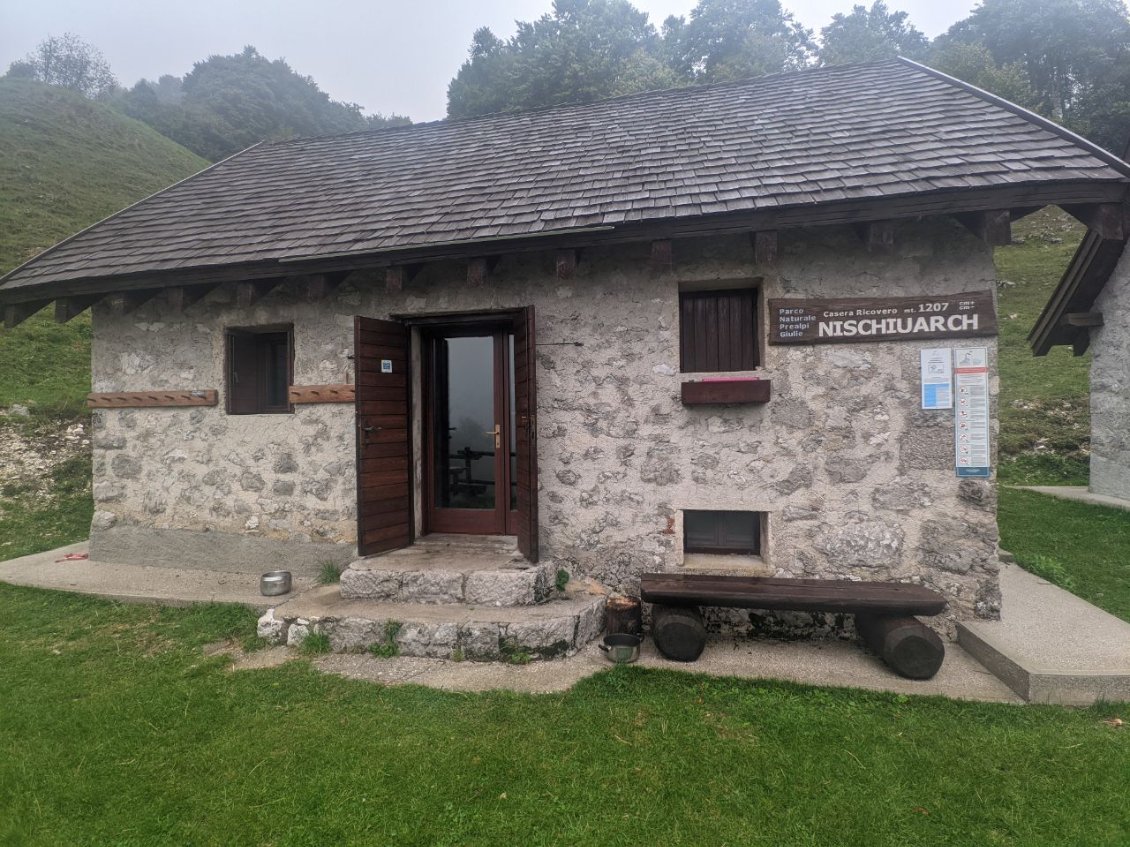 J127 - Ricovero Nischiuarch, cabane grand luxe, que l'on rejoint 15min avant une averse dilluvienne et qui nous protège de l'orage pour la nuit.