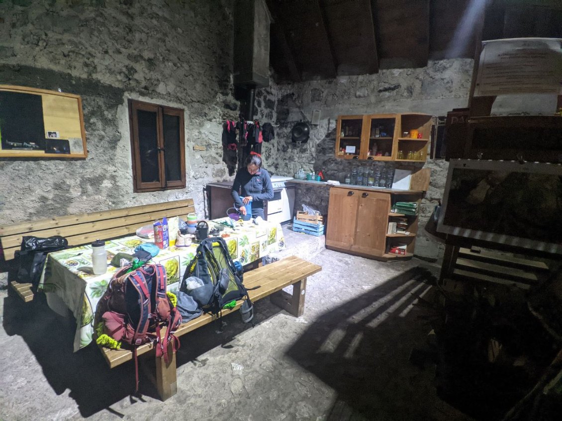 J127 - La cabane vue de l'intérieur : électricité, poêle, stock de bois et matelas à l'étage, rien ne manque !