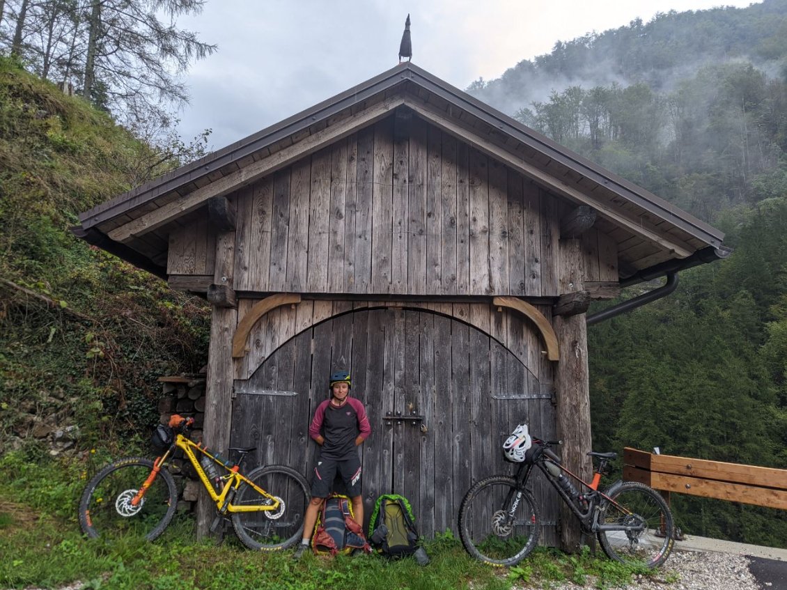 J130 - Abri pendant une courte averse dans la montée au refuge (Koca na Planini Razor).