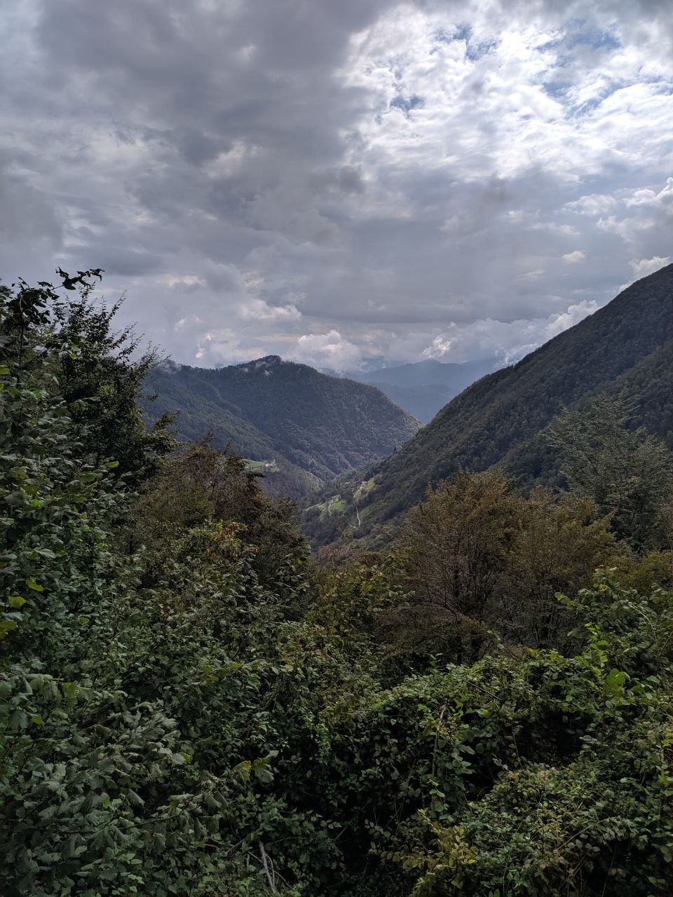 J130 - En montant à Koca planini razor (refuge). On arrive à faire presque toute la montée au sec, l'averse ne nous rattrapera que sur les derniers 200m de dénivelé.