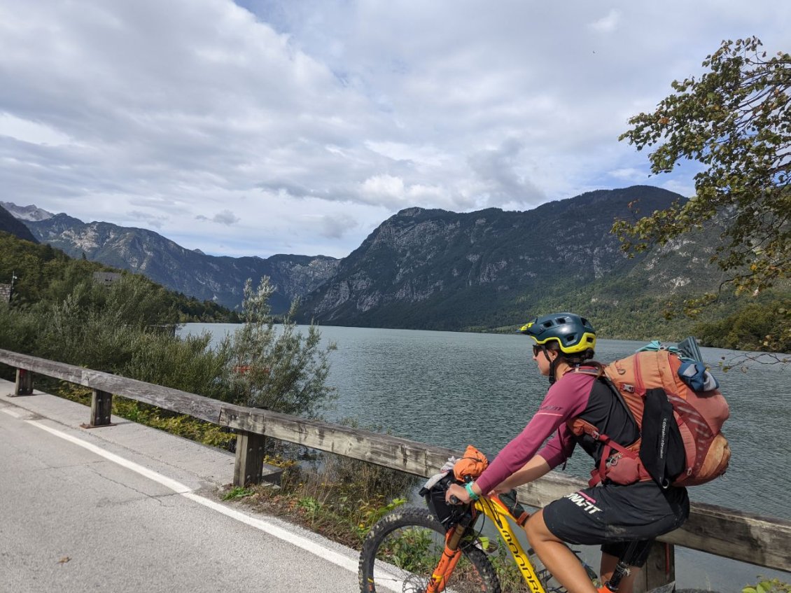 J133 - Lac de Bohinj. Le sentier côté nord est interdit aux vélos bien qu'il ne présente pas de difficulté technique (sans doute à cause de la sur-fréquentation des piétons).