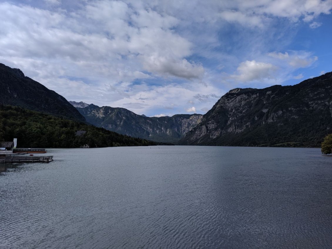 J133 - Lac de Bohinj, carte postale. Beaucoup de touristes même à cette période de l'année viennent faire cette photo.