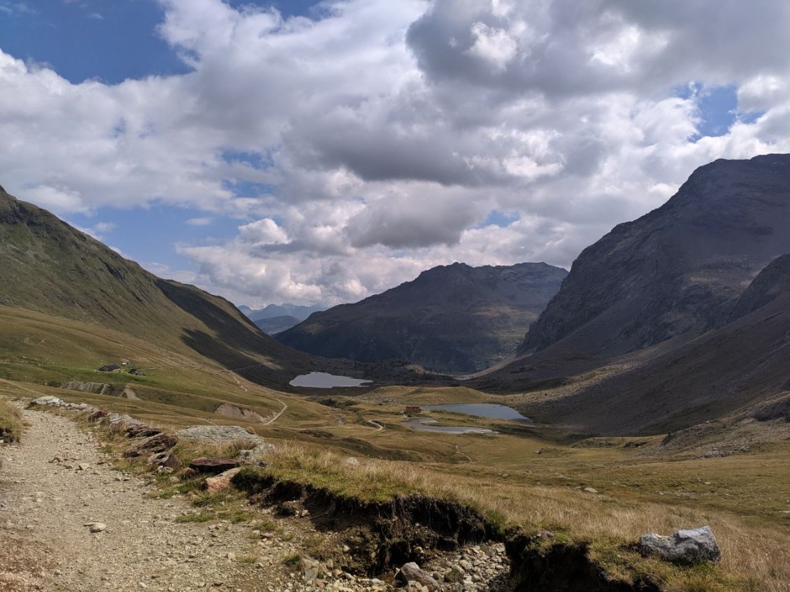 J92 - Joli panorama dans la descente du Passo da Val Viole, mais peu intéressante en VTT.