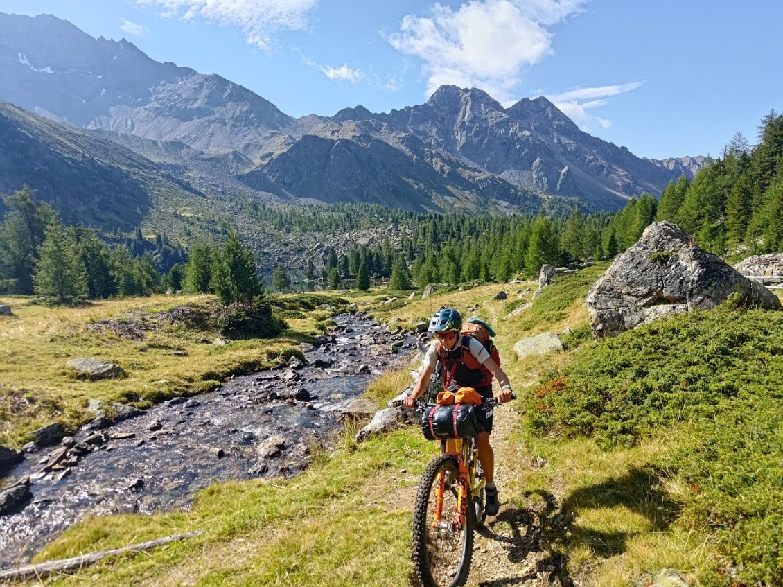 J92 - Dans la montée de la Cabane de Lungacqua et le Passo da Val Viole.