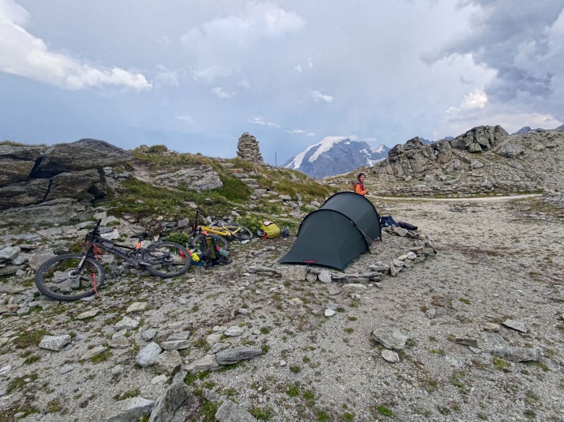 J93 - Bivouac en hauteur, face à l'Ortles. On profite d'un somptueux coucher de soleil, puis de 3h d'orage intense juste à côté.