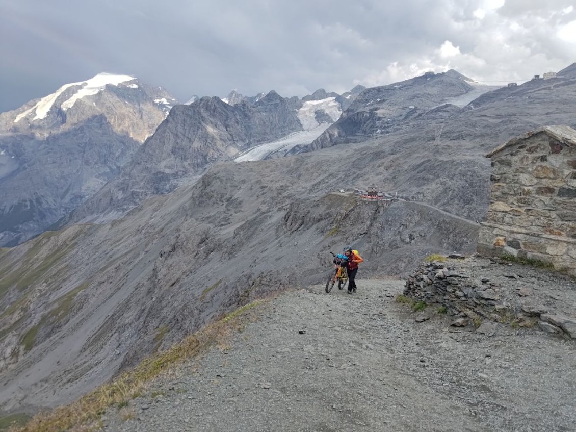 J93 - Poussage vers le Refugio Garibaldi au-dessus du Stelvio, avant un beau sentier de crête.