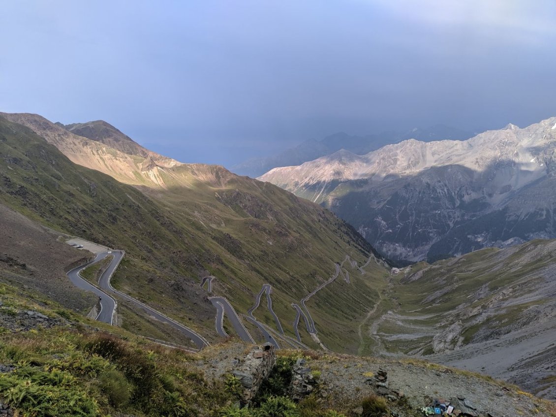 J93 - Coup d'oeil de l'autre côté du Stelvio, où un orage se forme.