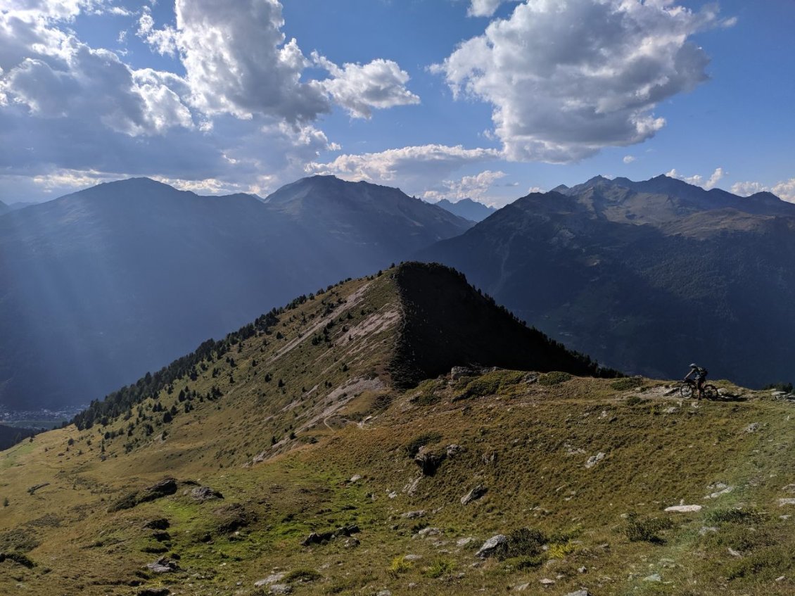 J94 - Au début de la descente sur Taufers im Müstertal. Début très esthétique, puis moins bien au-dessus et sous la ferme (sentier endommagé par les vaches) puis fin et technique sur un raide tapis d'épines.