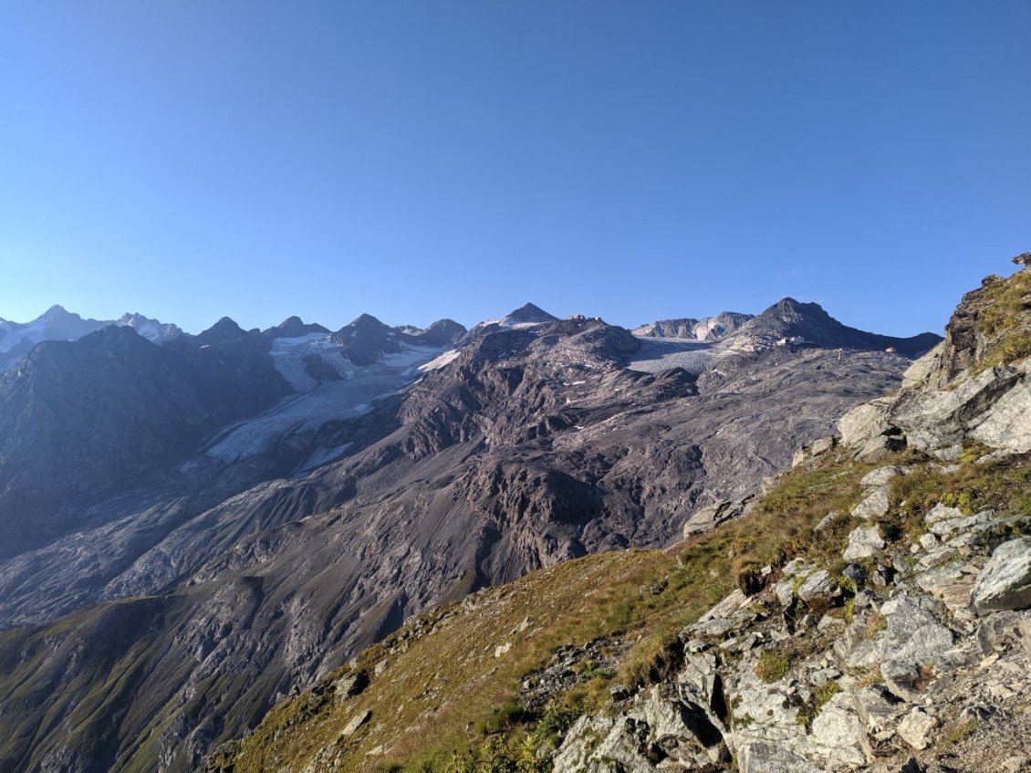 J94 - Sur le très beau sentier en balcon entre le Refugio Garibaldi et le Rifugio Forcola (autorisé aux VTT avant 9h et après 16h).