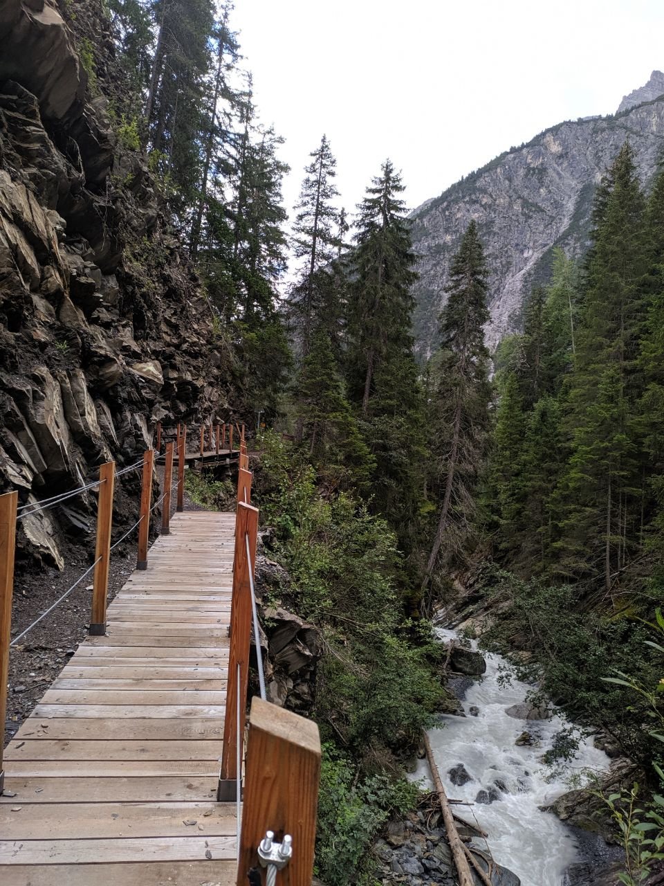 J95 - Fin de la descente sur Scuol : à notre surprise, il s'agit d'un sentier souvent suspendu dans une gorge abrupte. Spectaculaire ! Mais on découvre (en bas) que c'était interdit aux vélos...