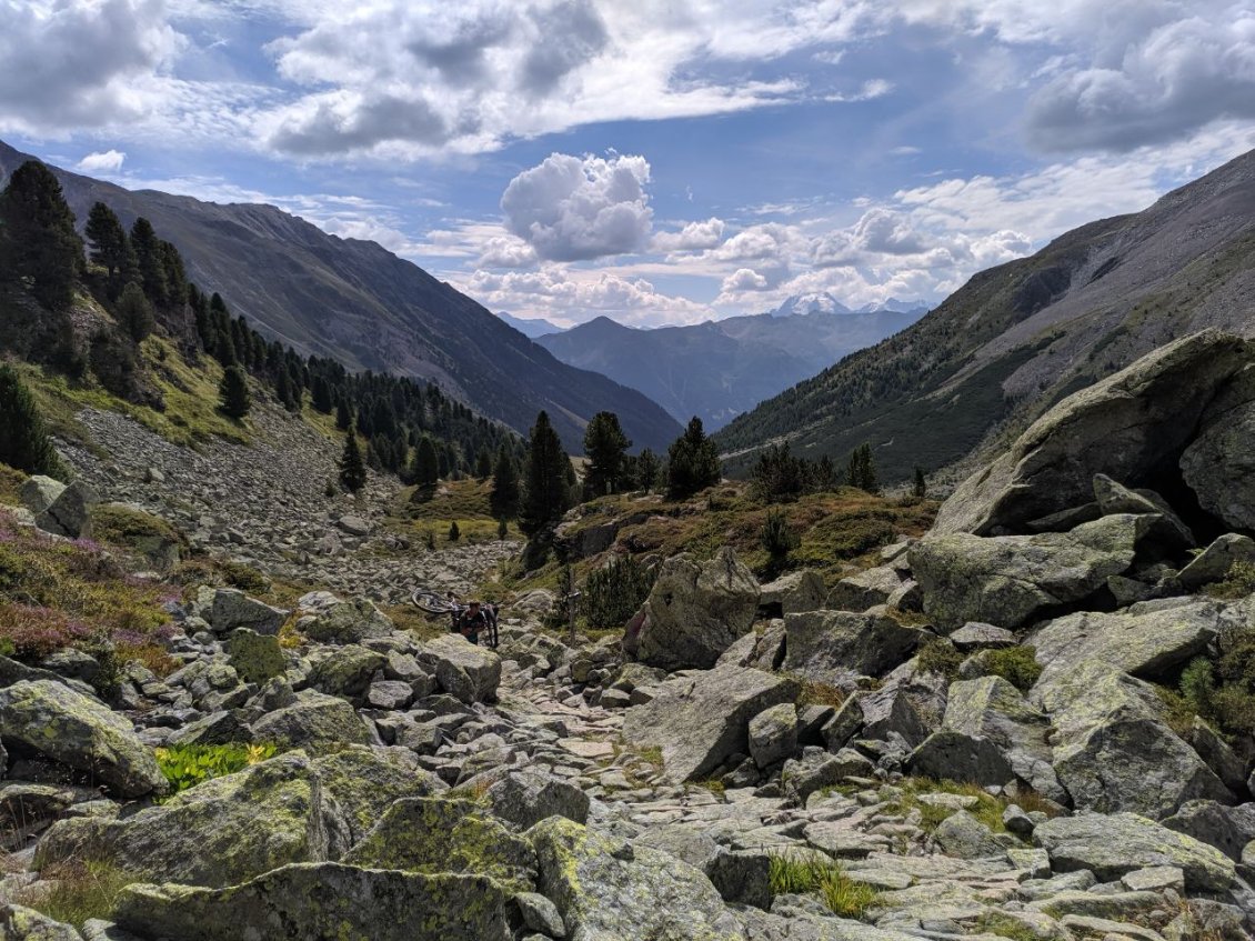 J95 - Petit portage pour terminer la montée roulante au Passo della Cruschetta.