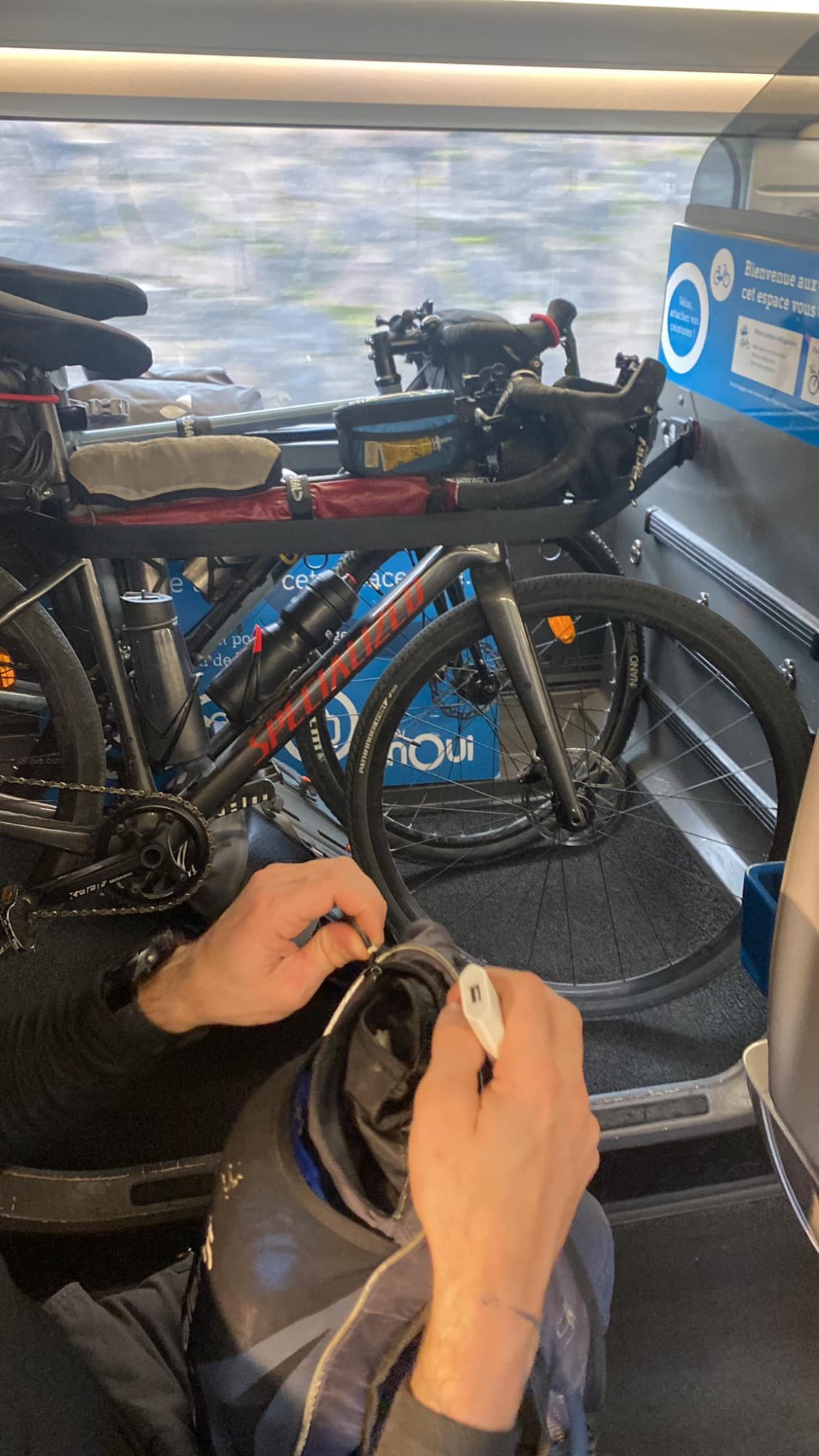 JOUR 1 : Nos vélos et sacoches dans le seul train que nous avons pris avec un vrai espace pour vélo. C'était prévu pour 3 vélos, heureusement qu'il n'y en avait que 2.