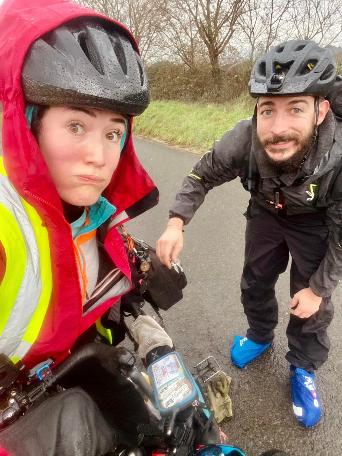 JOUR 2 : On est trempés, ce mélange de couleur entre le gilet jaune, les affaires goretex et les polaires.