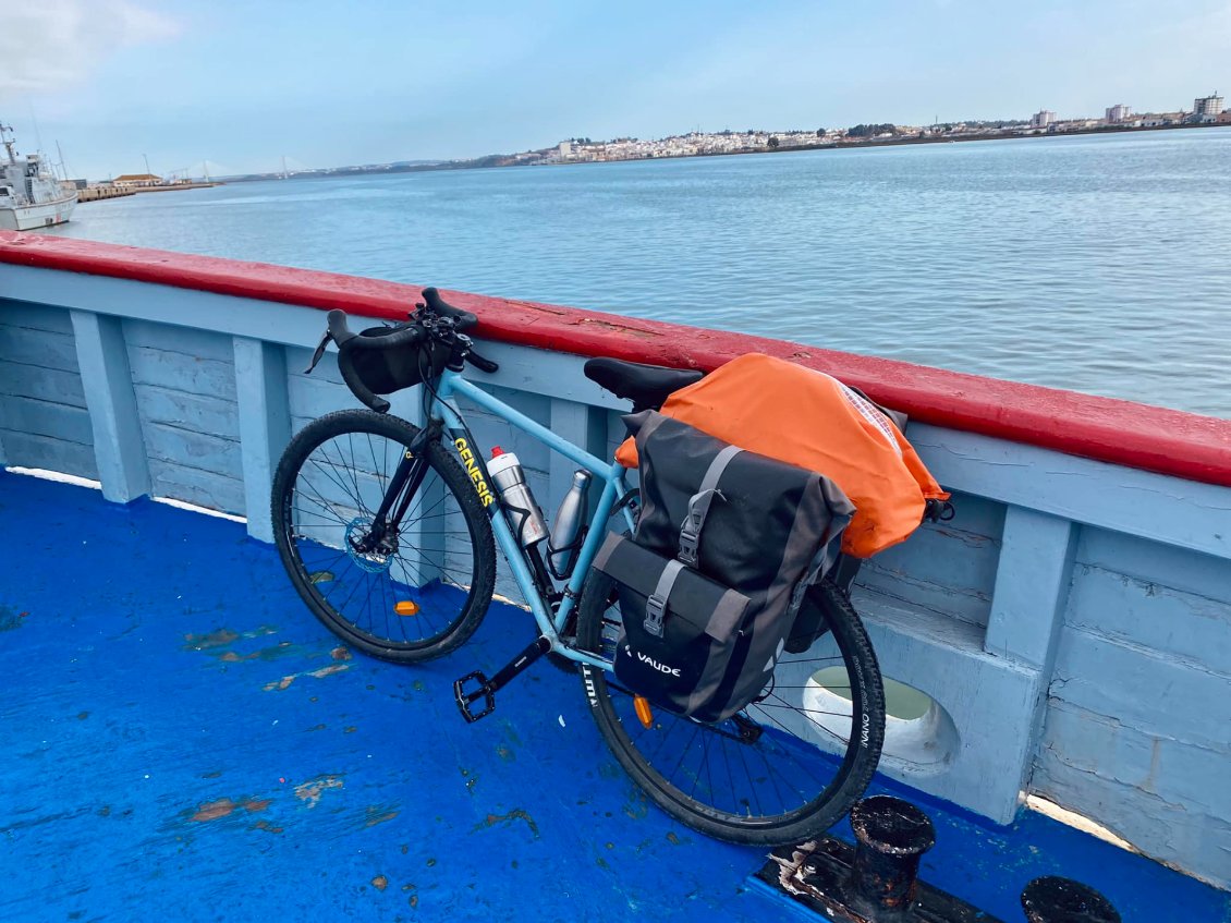 JOUR 19 : Un bateau nous apporte du Portugal à l'Espagne.