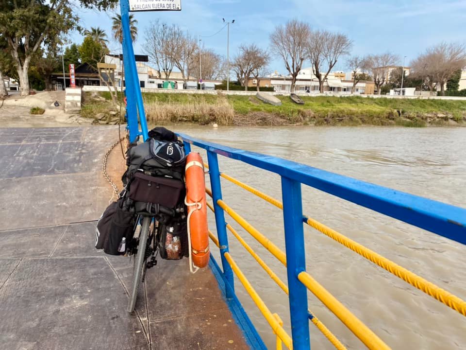 JOUR 20 : Bac qui aide à traverser la rivière aux voitures, cyclistes et piétons.