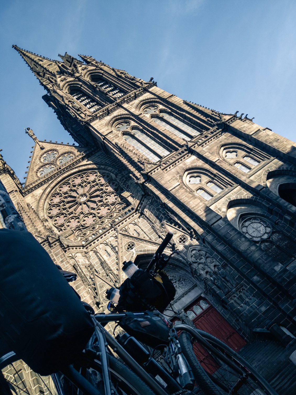 Clermont-Ferrant et ses monuments en pierre volcanique.