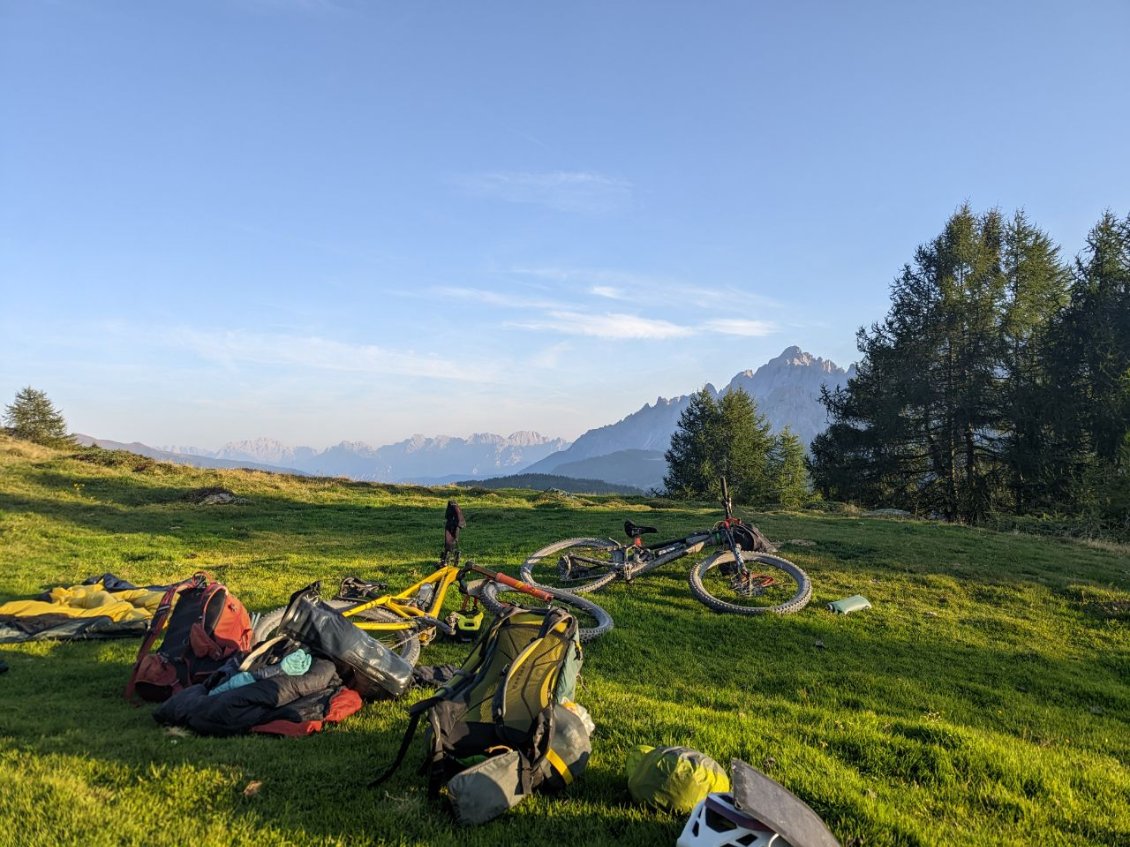 J121 - Bivouac au dessus de Sexten, emplacement parfait mais notre tranquillité est troublée par le passage de toutes les vaches de l'alpage, curieuses et attirées par l'odeur de sel qui imprègne nos vêtements, selles et grips de vélo !