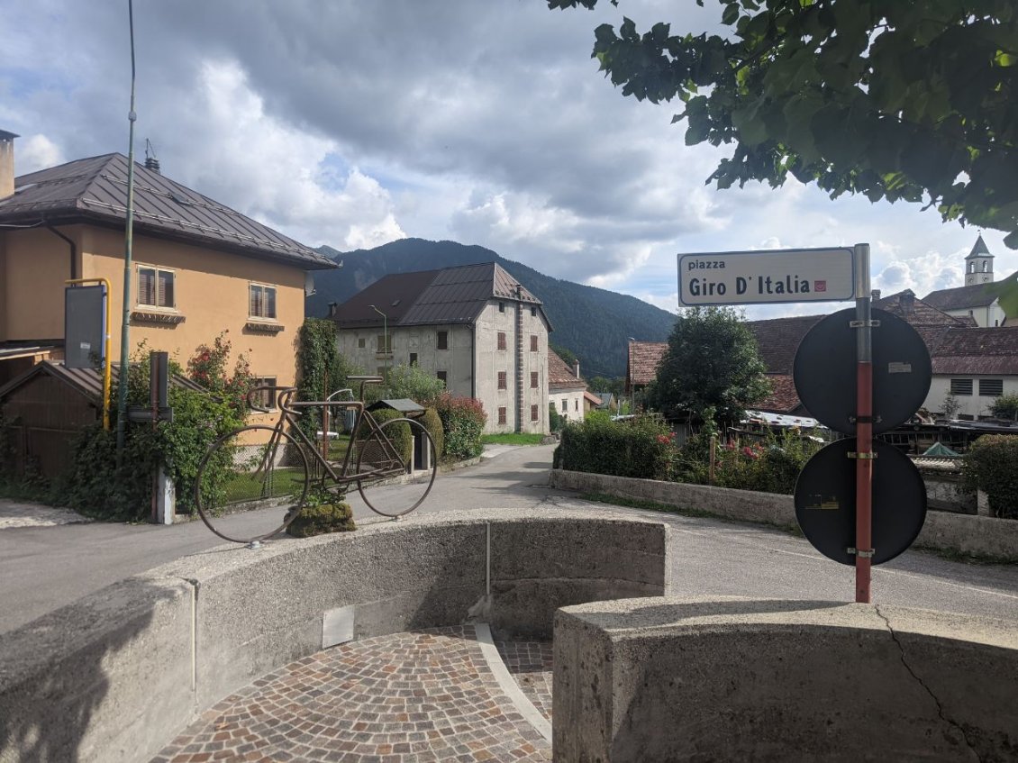 J124 - Pique Nique sur une placette, lors du replis après une attaque de guêpe sur un sentier à l'abandon.