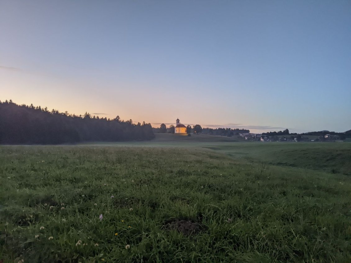 J138 - Bivouac humide à Cernika. Les champs ouverts propices à l'installation de la tente ne manquent pas en Slovénie, on est facilement tranquille !