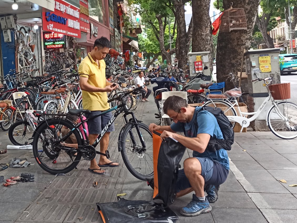 9. Avec un poids de 17.3 kg, le vélo que j'ai acheté ne donne pas vraiment dans la légèreté. Mais il me parait prometteur pour les 90€ qu'il m'a coûté, neuf et équipé.