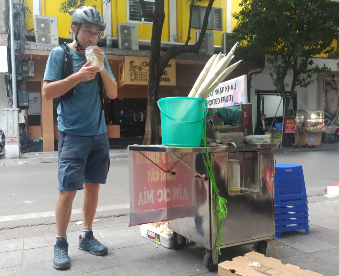 J9. Cette machine permet de produire avec une canne à sucre un gobelet complet de jus. C'est un délice ...