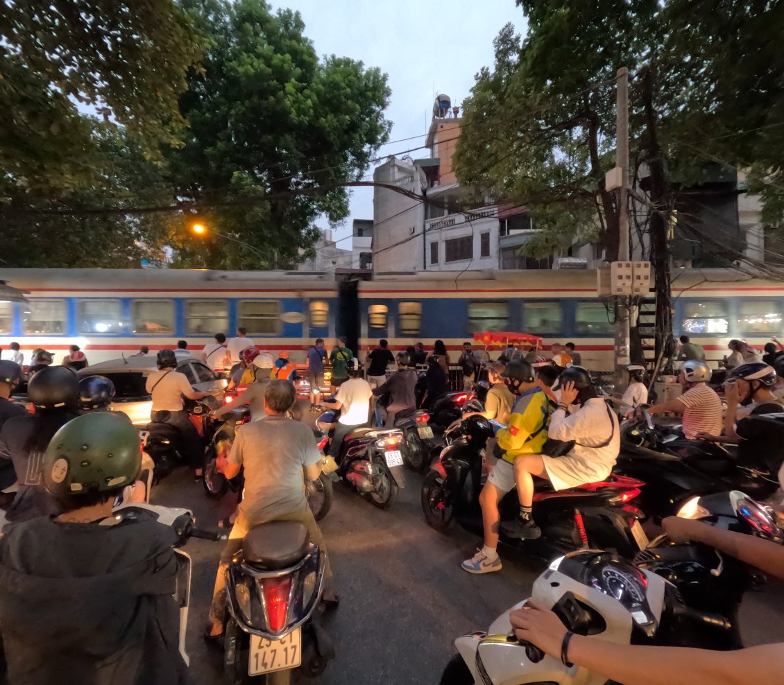 J9. Hâte d'essayer mon nouveau vélo. Il n'y a plus qu'à attendre que les barrières du passage à niveau se lèvent pour lacher la horde de 2 roues ...