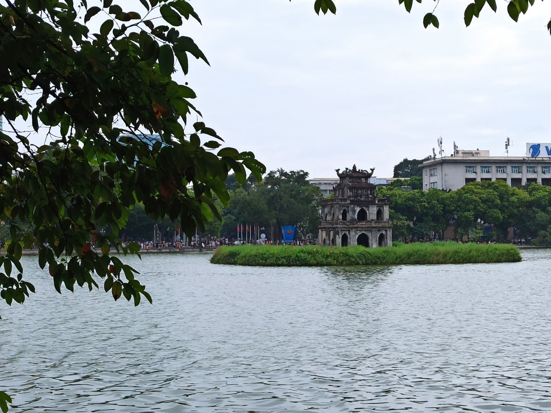 J10. Promenade autour du lac Hoan Kiem. La vue est reposante, mais les abords du lac moins, car même si c'est piétonnier c'est bondé.