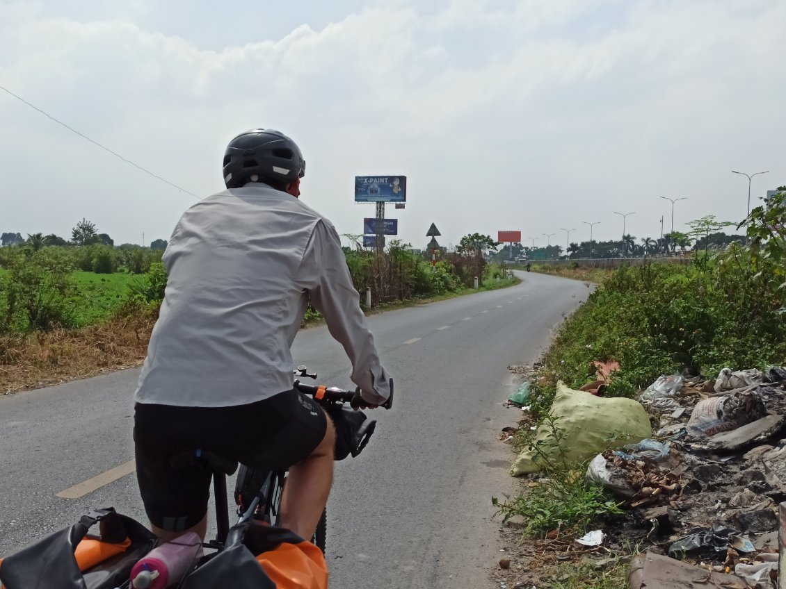 J12. Contrairement à d'autres cyclistes qui ont fait le voyage le long de la côte, je n'emprunterai pas l'autoroute 1 (sans intérêt). Mais pour la sortie d'Hanoi je la longe sur quelques kilomètres.