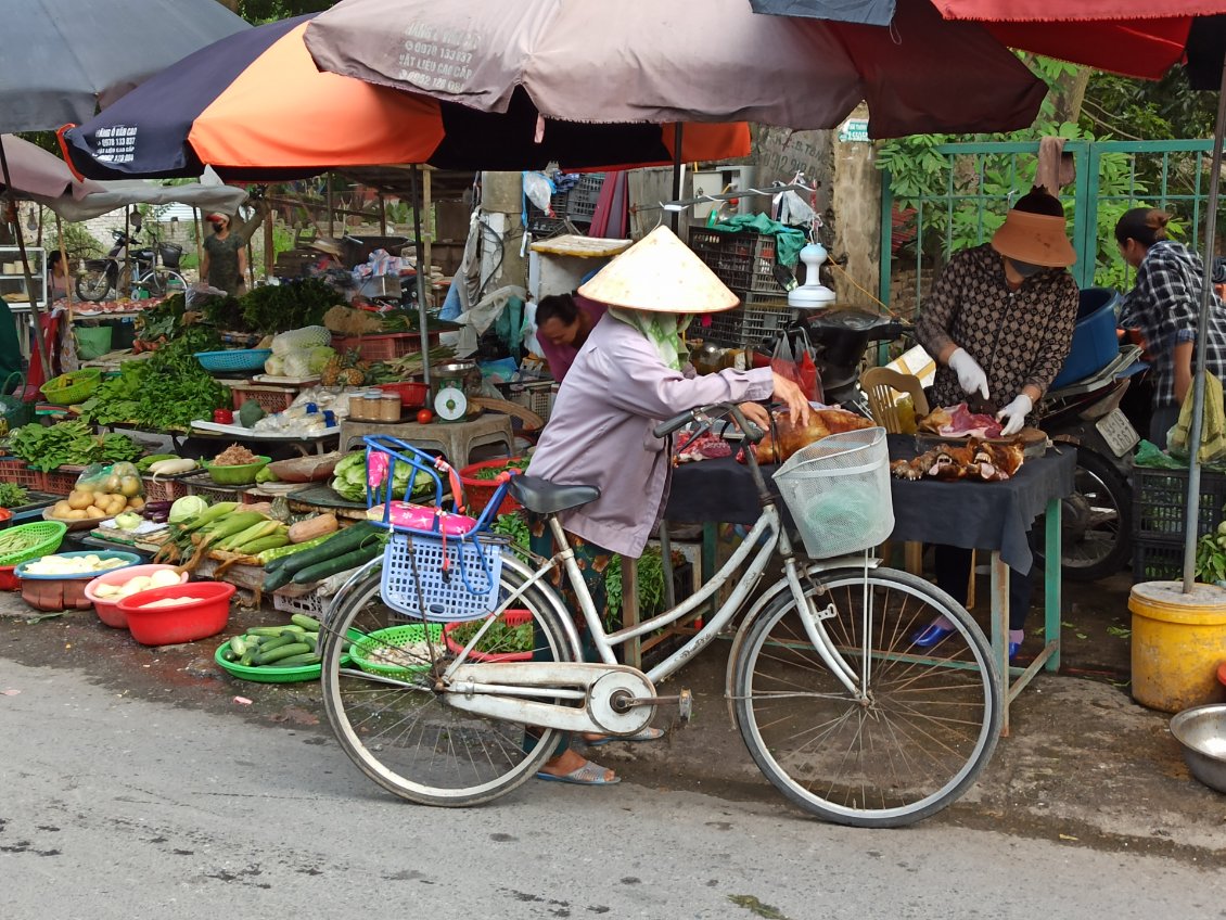 J12. Fini les marchés des grandes villes. Je traverse de petites communes avec des marchés locaux.