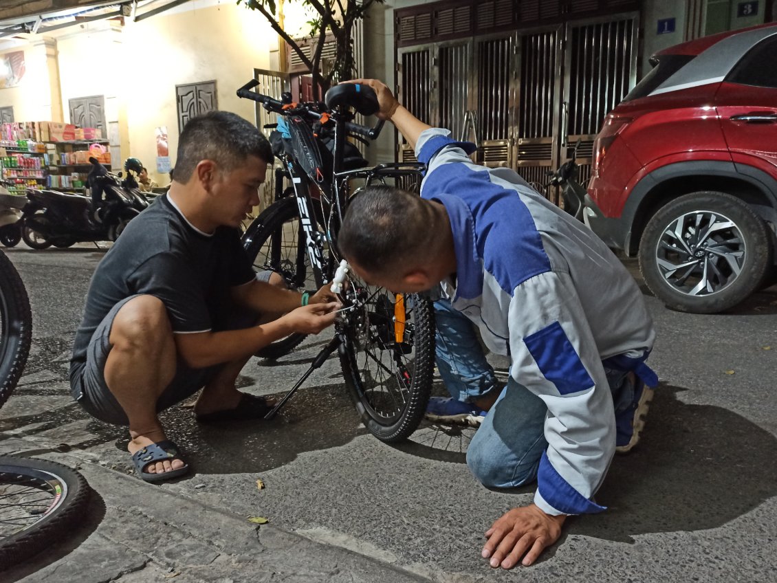 J12. Premier jour, première avarie avec mon vélo à 90€. Le pas de vis de la roue est foiré et la cassette tourne dans le vide. Un Vietnamien, lui même garagiste, m'a emmené chez un vélociste en voiture et a refusé que je le paye. La journée se termine tard mais formidablement bien grâce à la bienveillance des habitants ...