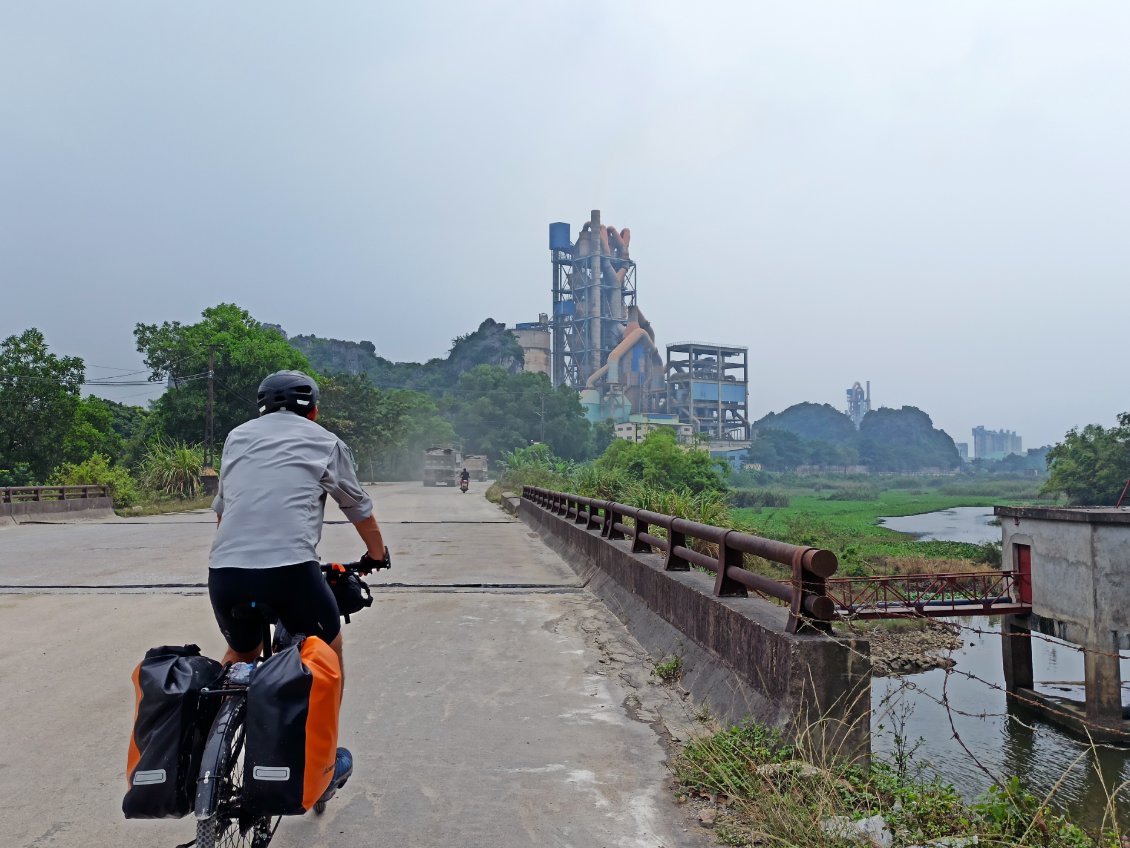 J13. Durant la journée j'ai traversé d'immenses cimenteries et carrières. Une ambiance spéciale, qui rappelle le dynamisme de l'économie grimpante du Vietnam.