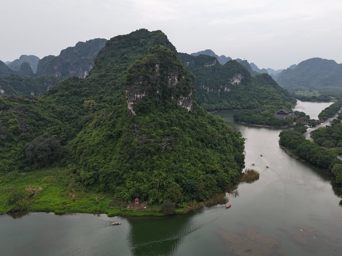 J13. Trang An est une destination touristique fréquentée pour la beauté de son patrimoine naturel.