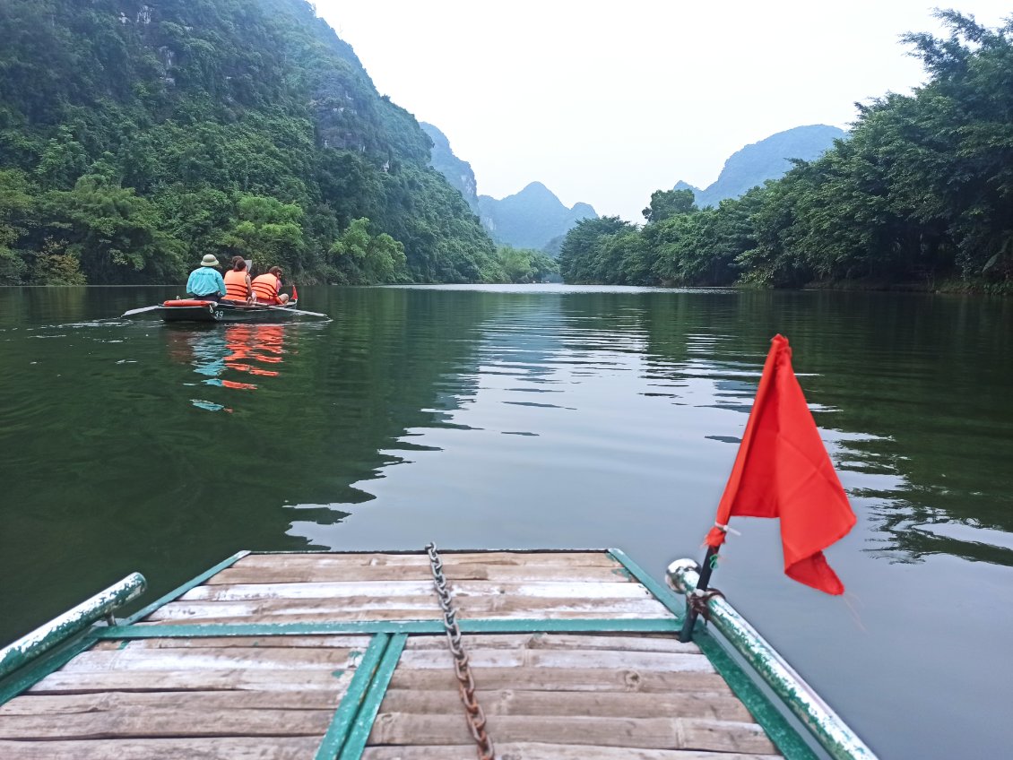 J14. La visite de Trang An se fait sur une barque à rames. Il s'agit de la baie d'Halong terrestre.