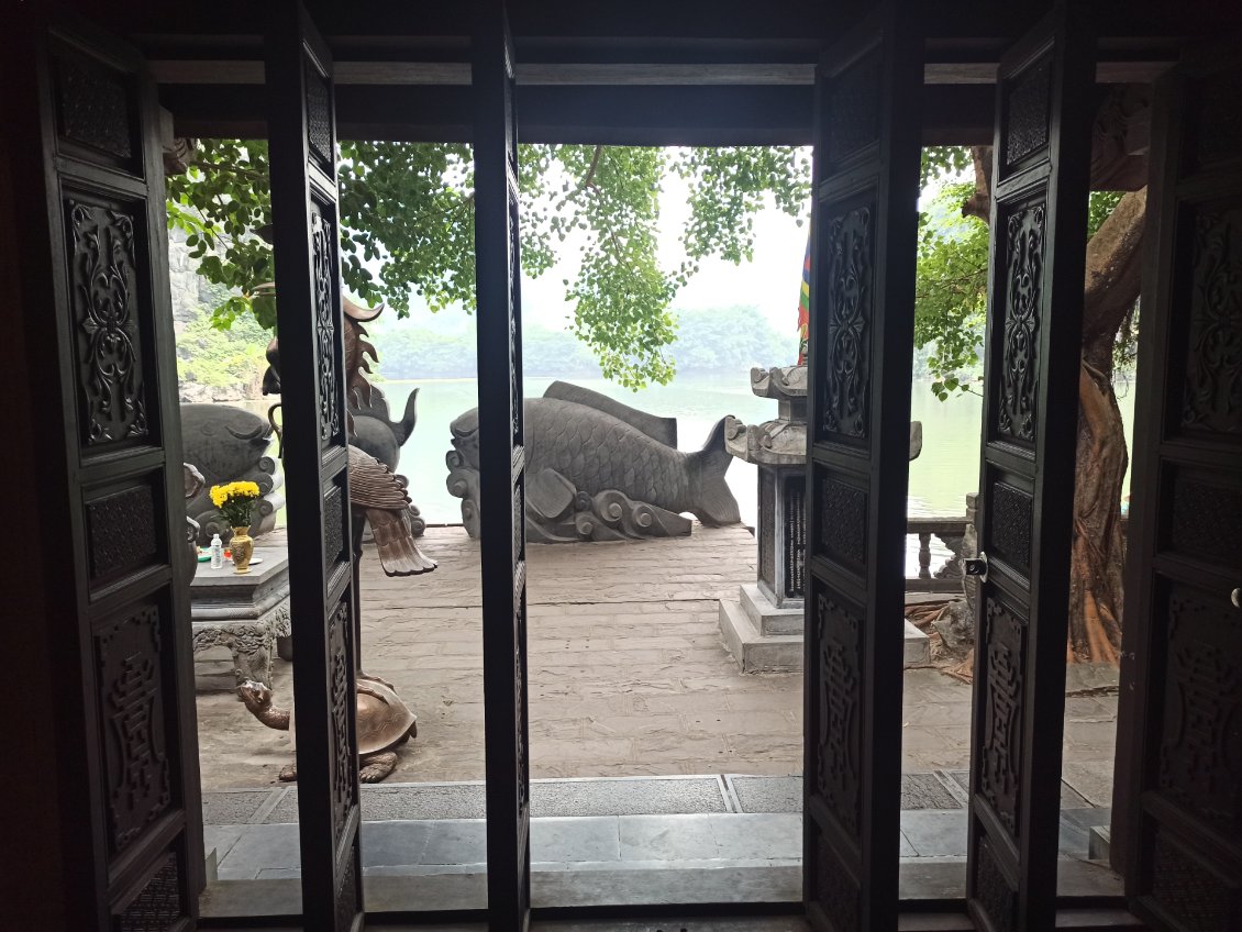 J14. Vue sur l'extérieur depuis un temple.