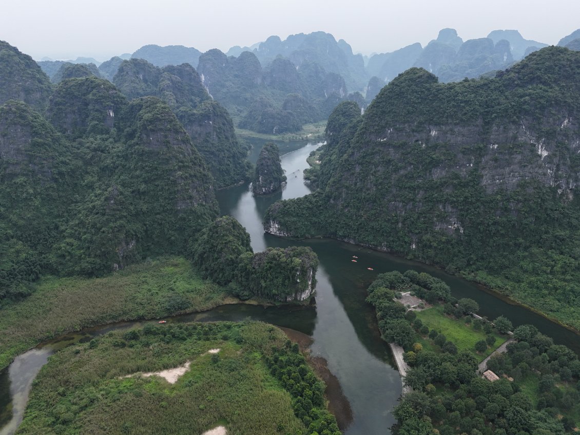 J14. Vue sur la baie d'Halong terrestre depuis le ciel.