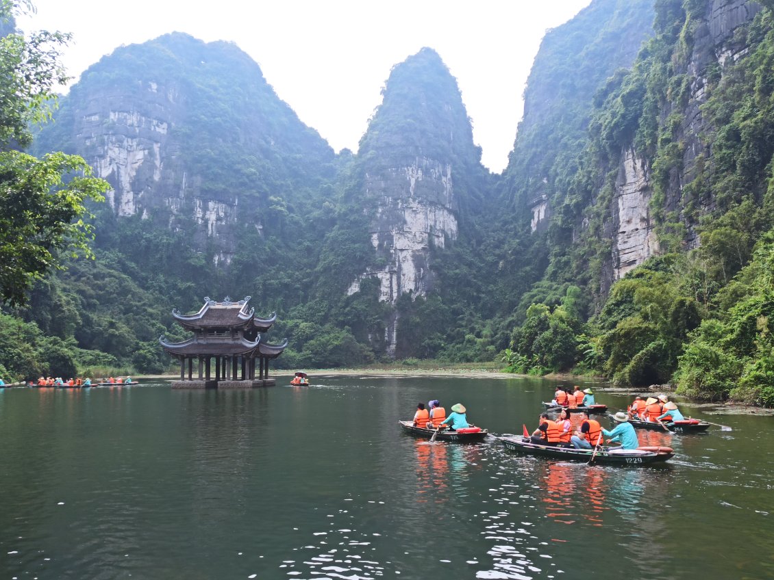 J14. Il s'agit d'un des sites les plus visités du Vietnam, d'où un défilé incessant de barques.