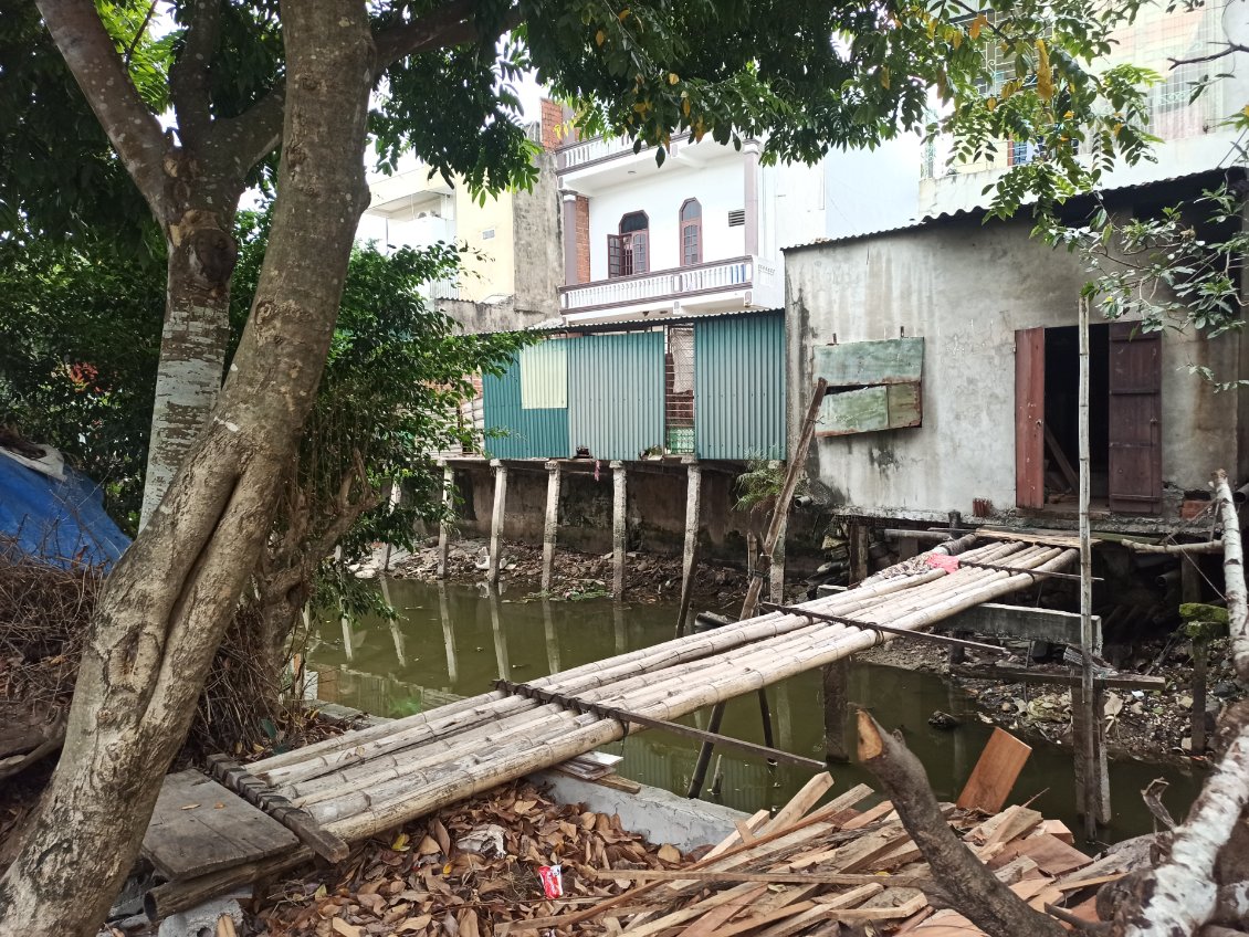 J15. Du bambou est utilisé pour ce petit pont à l'entrée de la maison. C'est un matériau naturel léger et résistant. Il est couramment utilisé en construction. Les pousses de bambou peuvent être mangées.