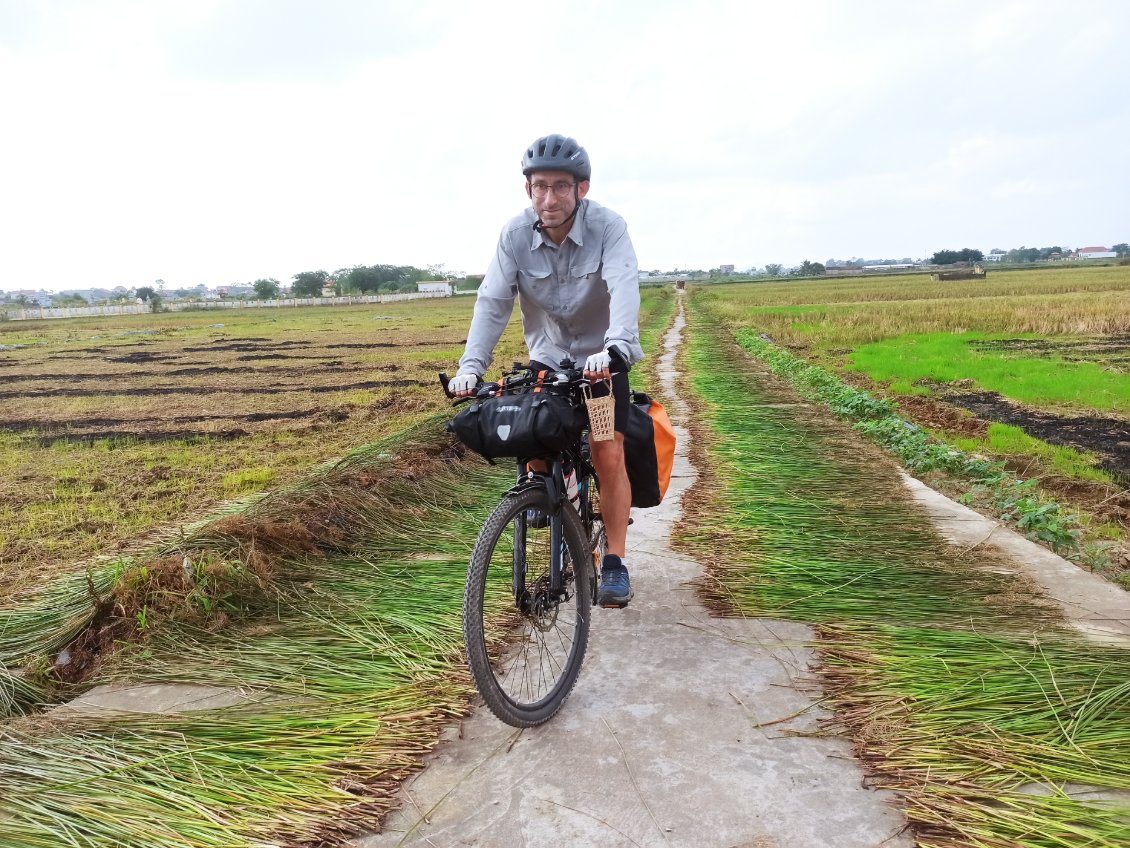 J16. Départ au petit matin dans un couloir de plantes grasses qui sèchent sur la route.