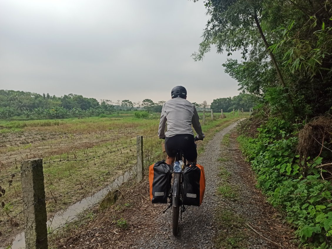 J17. Mes petits chemins et petites routes sont bien moins roulants que les axes circulés. Je prends du retard, mais c'est un plaisir de rouler dessus.