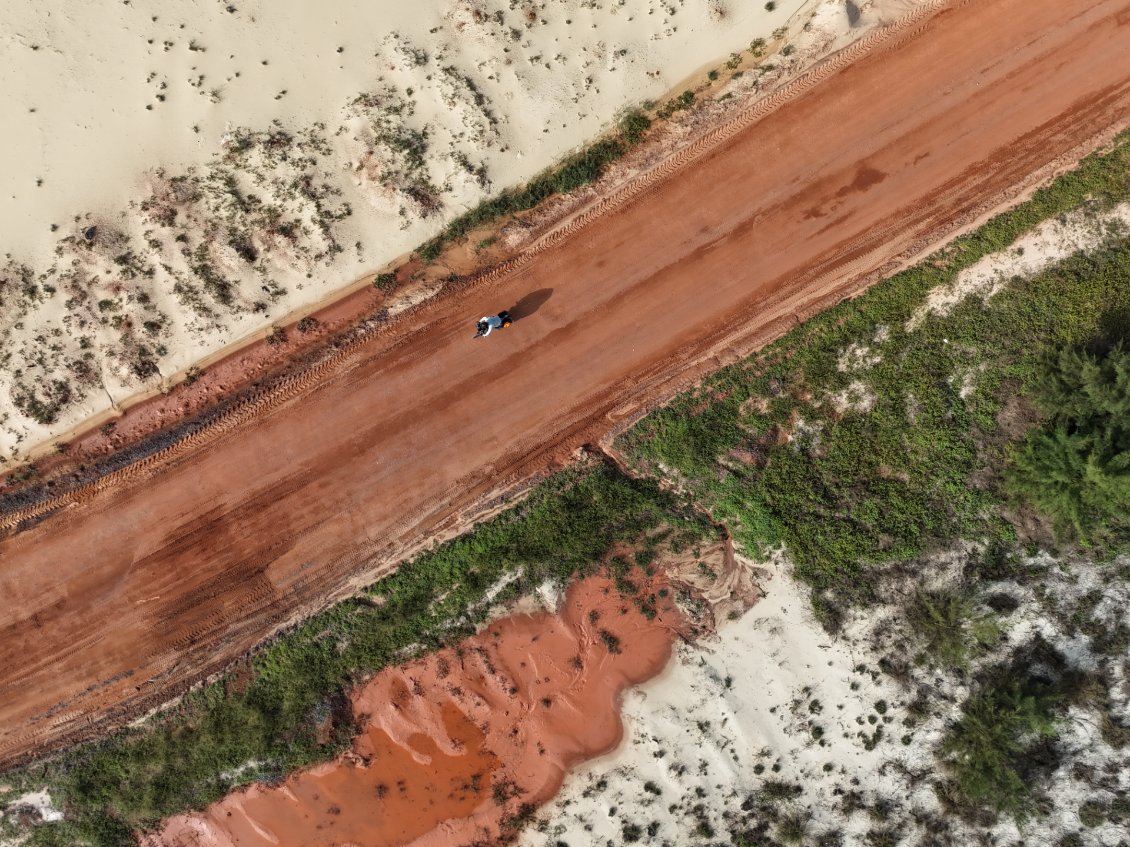 J24. Une route aux couleurs contrastées.