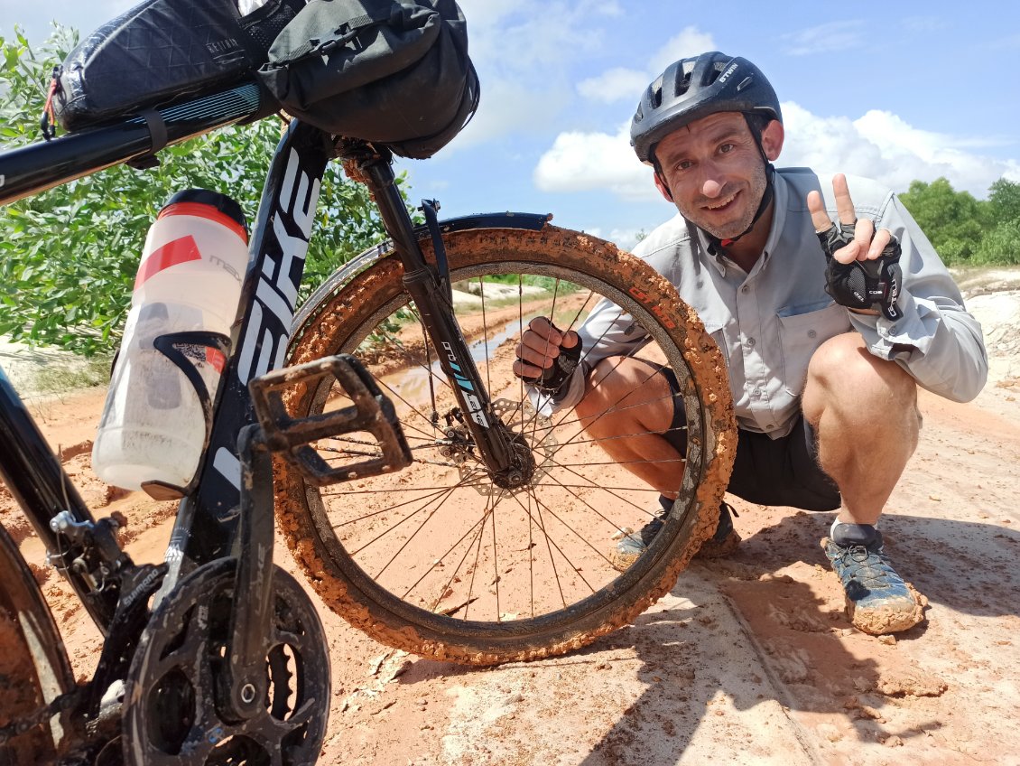 J24. La journée est très boueuse. Je dépense beaucoup d'énergie à pousser le vélo pour avancer lentement sur des pistes gorgées d'eau.