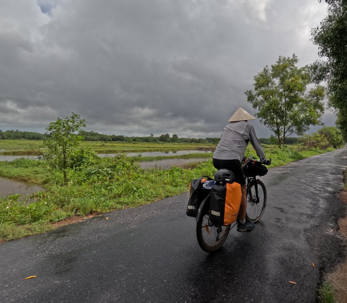 J26. En route avec ma nouvelle acquisition sur la tête. Ce chapeau est utilisé par les paysans vietnamiens, plus souvent par les femmes. Il protège du soleil, mais aussi de la pluie.